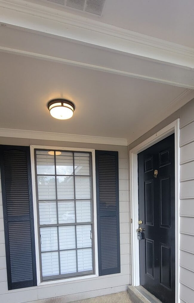 Building Photo - Adorable 2-Bedroom, 2-Bath Townhome Near A...