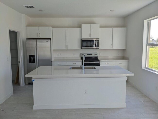 Building Photo - 2910 NE Breezeway Cir