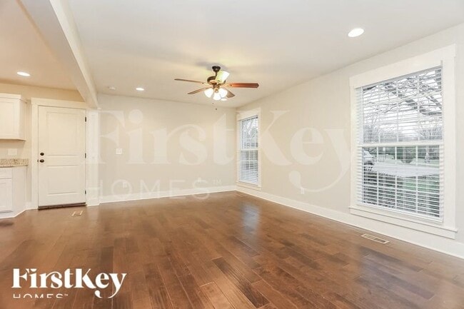 Building Photo - 208 Beech Dr