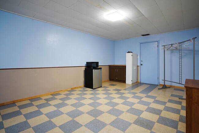Building Photo - 302 N Main Ave