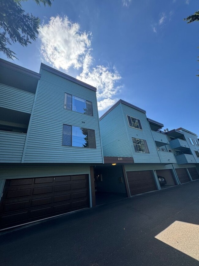 Photo - 2 Bedroom 1 Bath Burien Condo 995sf, Firep...