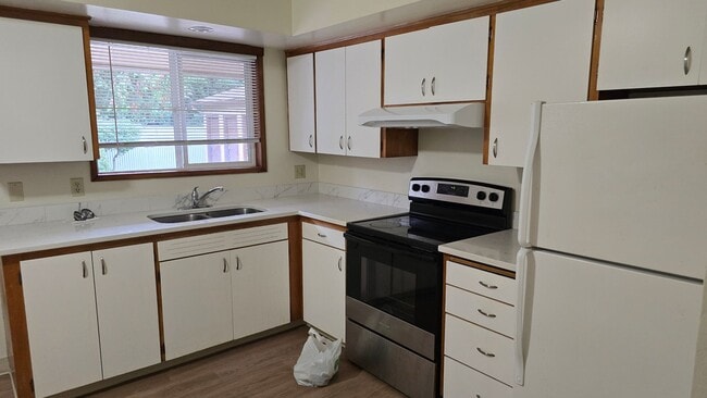Building Photo - 2 Bedroom