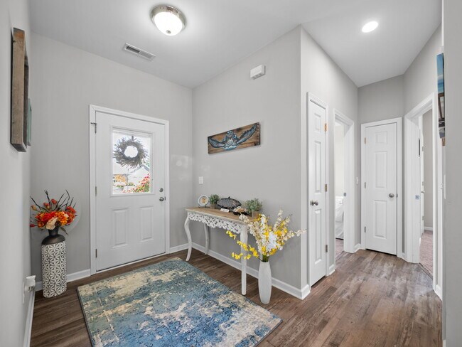 Building Photo - 512 Hazelwood Dr