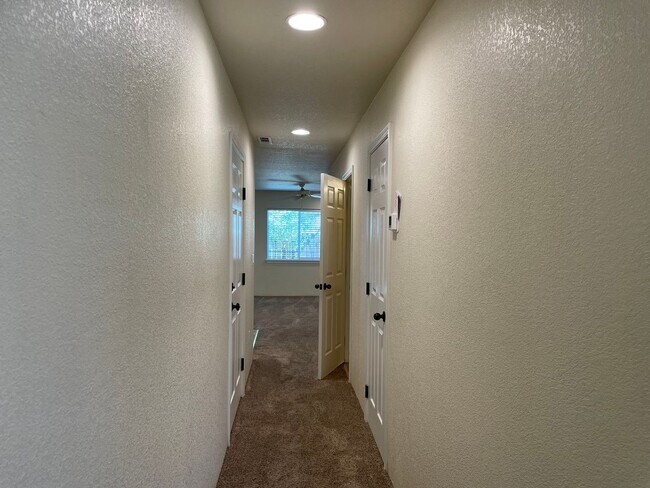 Building Photo - Very Nice 3 Bedroom 2.5 Bathroom Condo