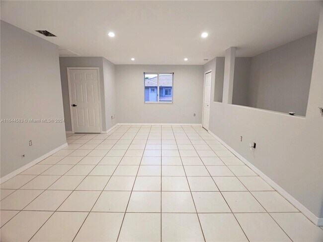 Foto del edificio - 5755 NW 109th Ave