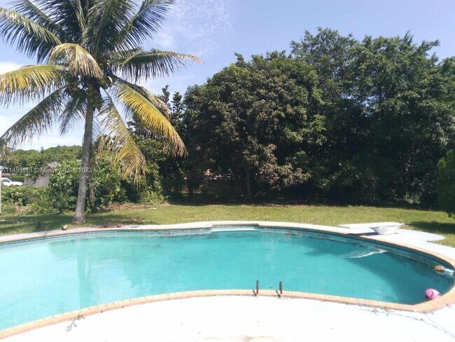 Foto del edificio - 630 E Country Club Cir