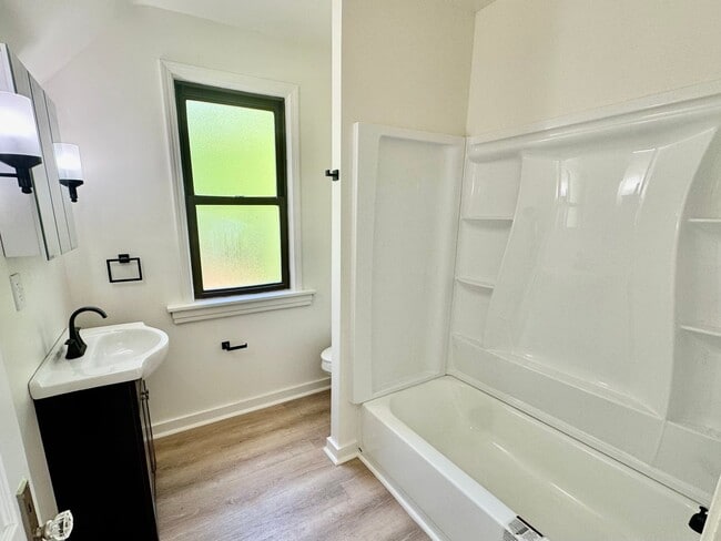 Building Photo - Newly Renovated 2 Bed, 1 Bath Home with Bo...