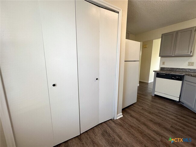 Foto del edificio - 2211 Barry Dr