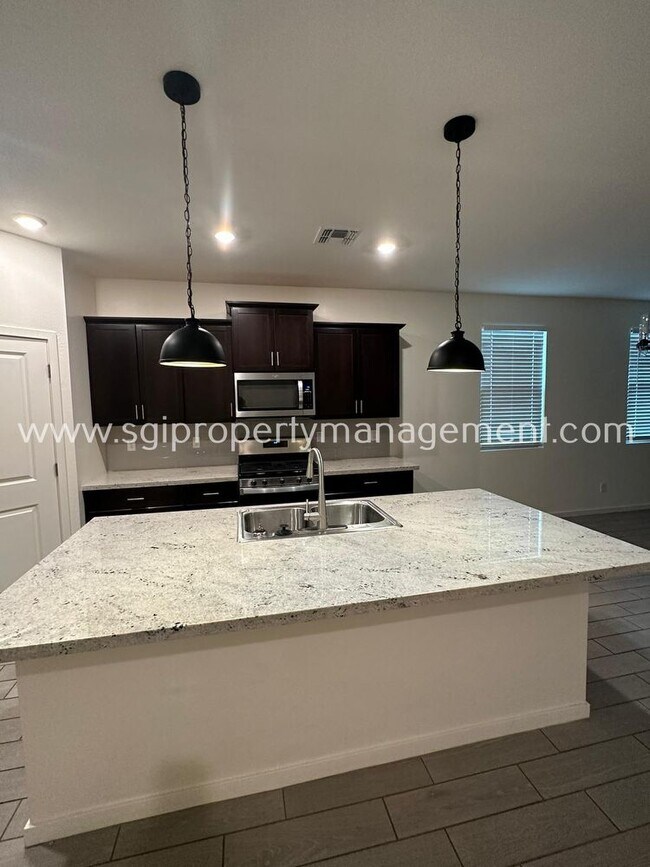 Foto del edificio - NEARLY NEW GLENDALE 5 BR HOME CLOSE TO LUK...