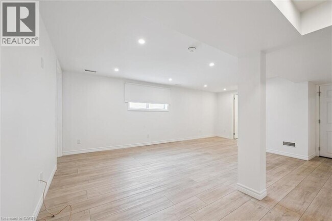 Photo du bâtiment - 267 Kingswood Dr