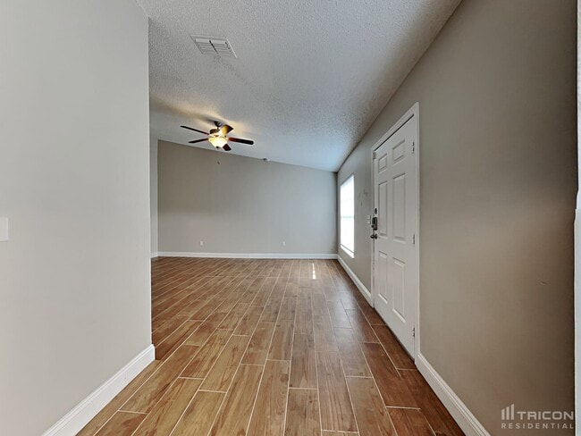Building Photo - 10919 Livingston Dr