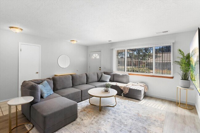 Foto del edificio - 10217 Santa Paula Ave NE