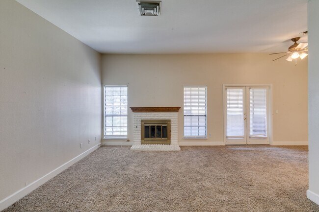 Foto del edificio - 2nd Floor Condo Near UNLV