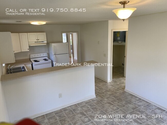 Building Photo - 204 White Ave