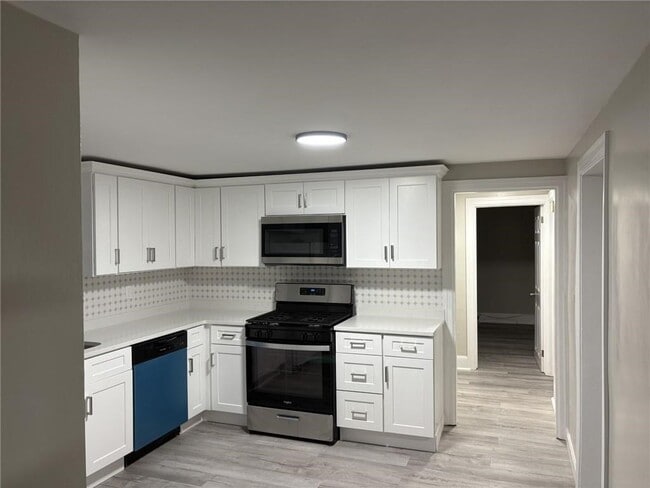 Building Photo - 610 Killingly St