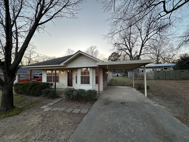Building Photo - 231 S Pecan St