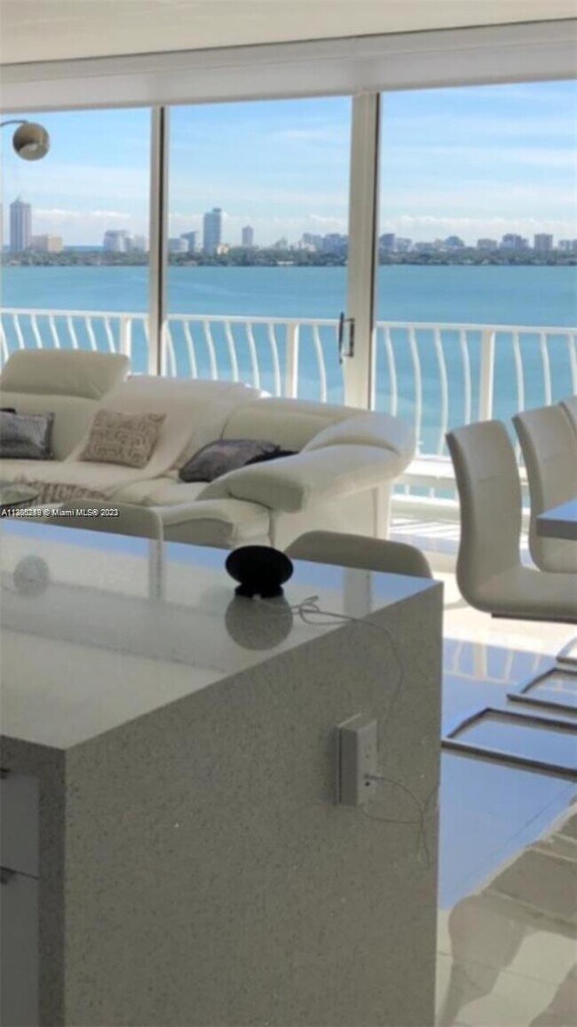 Foto del edificio - 7601 E Treasure Dr