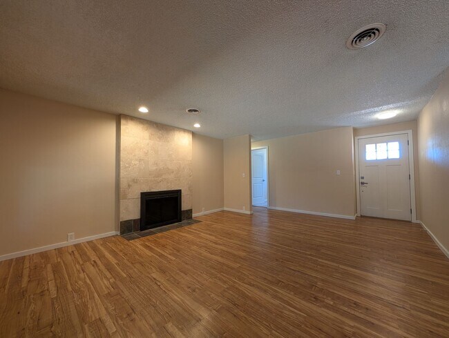 Foto del edificio - Nice 4-Bedroom, 2-Bath Home Located In Wes...