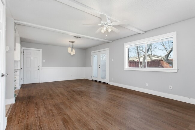 Foto del edificio - 2121 Travis Dr