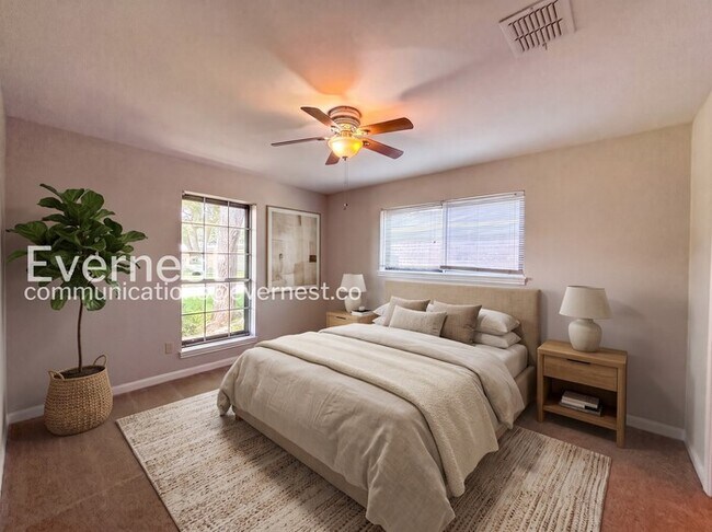 Foto del edificio - 3 Bed/2.5 Bath Home with Fenced Yard & Detached Garage / Pet-Friendly / Available Now!