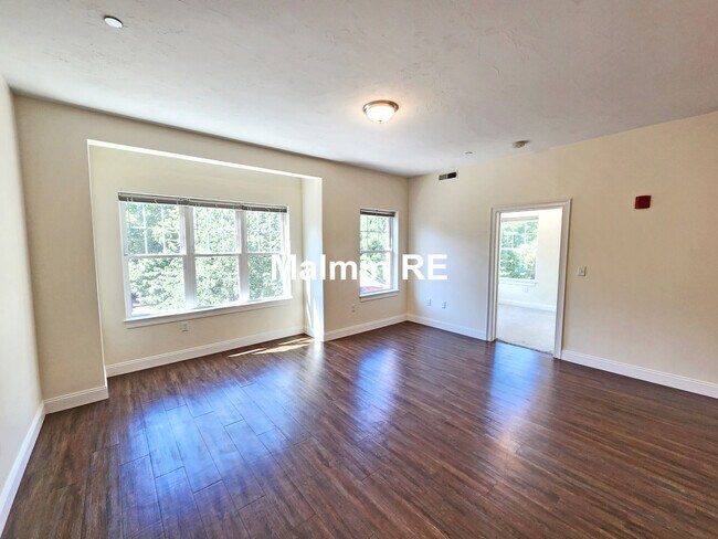 Building Photo - 76 Amory St