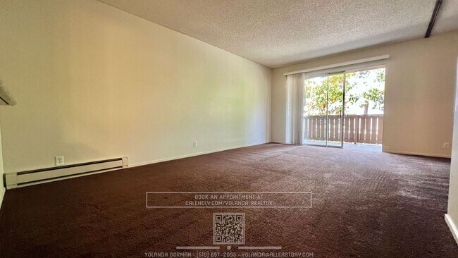 Building Photo - Large Studio with Walk-in Closet in very d...