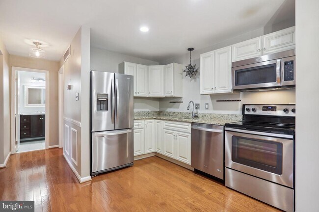 Building Photo - 5702 Brewer House Cir
