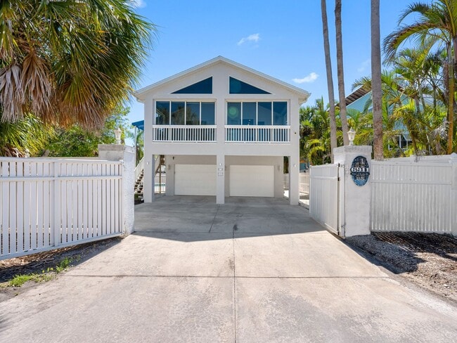 Building Photo - Steps to One of the Finest Beaches – Spaci...