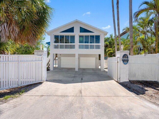Foto del edificio - Steps to One of the Finest Beaches – Spaci...