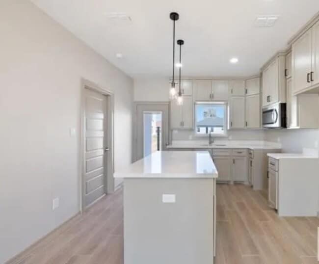 Building Photo - 1004 Gabriela St