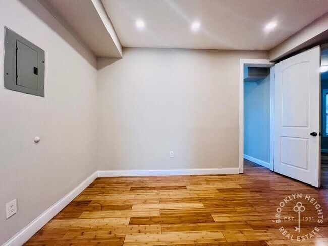 Foto del edificio - Renovated 3BR/1BTH - Ocean Hill Steps from...