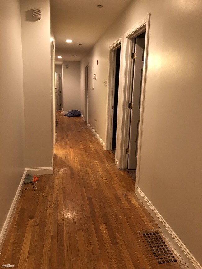 Building Photo - 4 br, 3 bath Apartment - 119 Homestead St