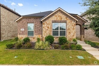 Building Photo - 2145 Miramar Dr