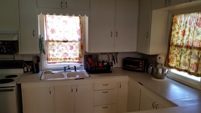 Building Photo - VIDEOTOUR: Want To Live Near Downtown Bend? Adorable Cottage Available Soon! PETS WELCOME