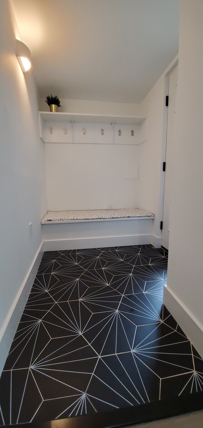 Foto del edificio - 706 Otis Pl NW