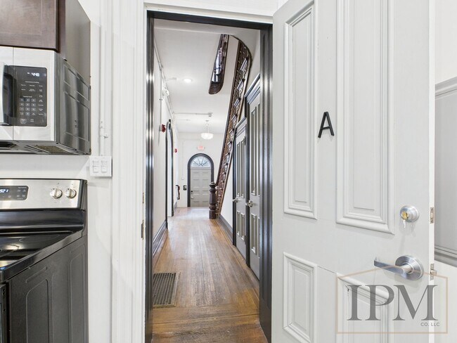 Foto del edificio - 325 W Market St