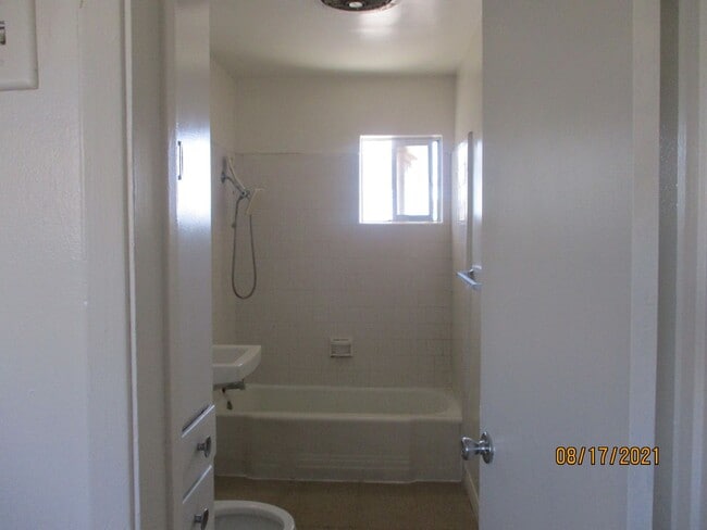 Building Photo - 503 30th St