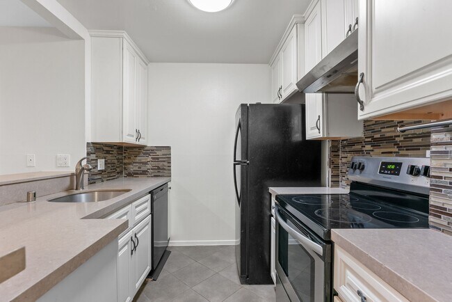 Foto del edificio - 8650 Gulana Ave