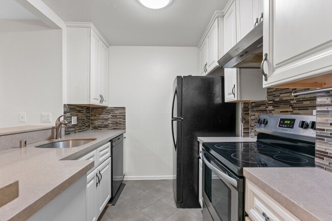 Building Photo - 8650 Gulana Ave