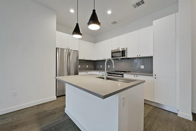 Building Photo - 800 Embassy Dr