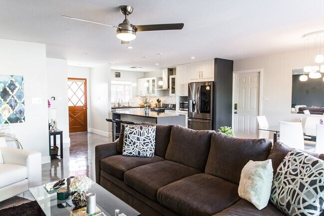 Foto del edificio - Gorgeous Fully Furnished 3 Bd 2 Bath Vacat...