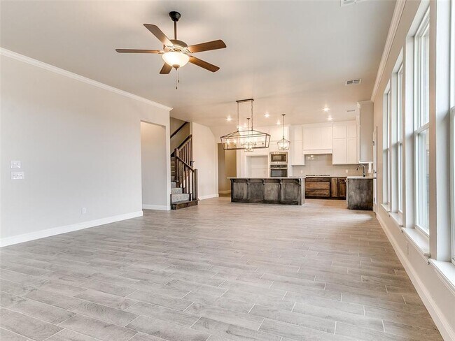 Building Photo - Very Nice 5 Bedroom 3.5 Bathrooms with Bon...