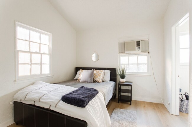 Building Photo - 620 Huntley Drive. West Hollywood, CA 90069
