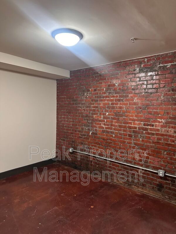 Foto del edificio - 212 W 7th St