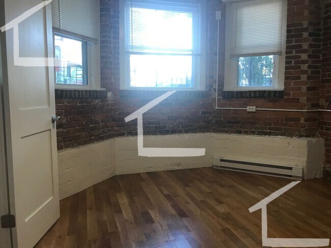 Building Photo - Great 4 Grads & Pros!  Modern Apt Near B-L...