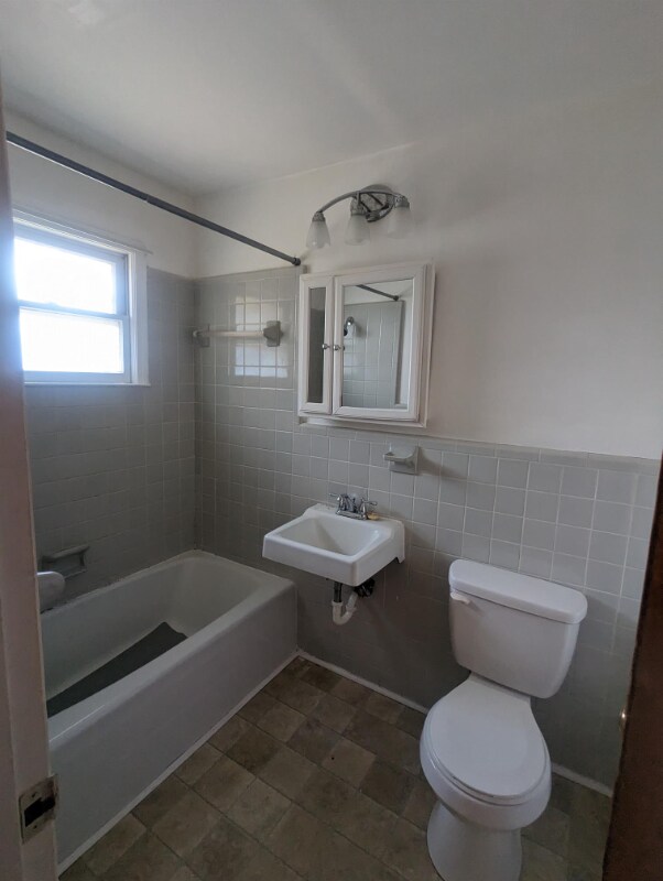 Building Photo - 112 Colonial Ct