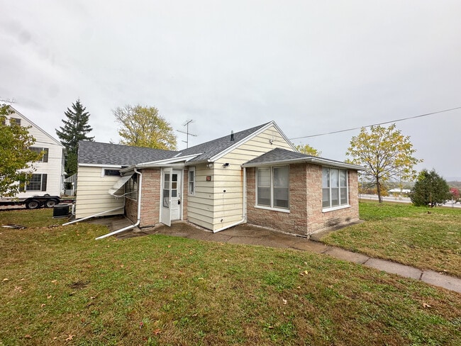Building Photo - 419 S Oak St