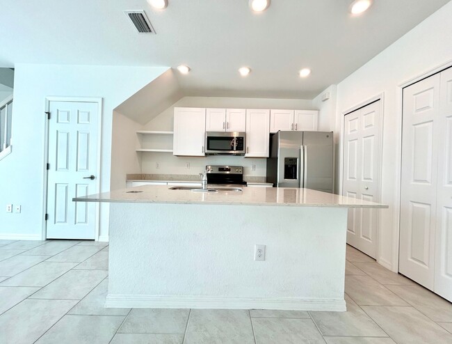 Foto del edificio - New 3 Bed 2.5 Bath w/ 1 Garage Condo