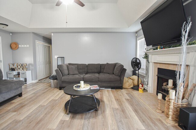 Foto del edificio - Three Bedroom with Fenced Yard!