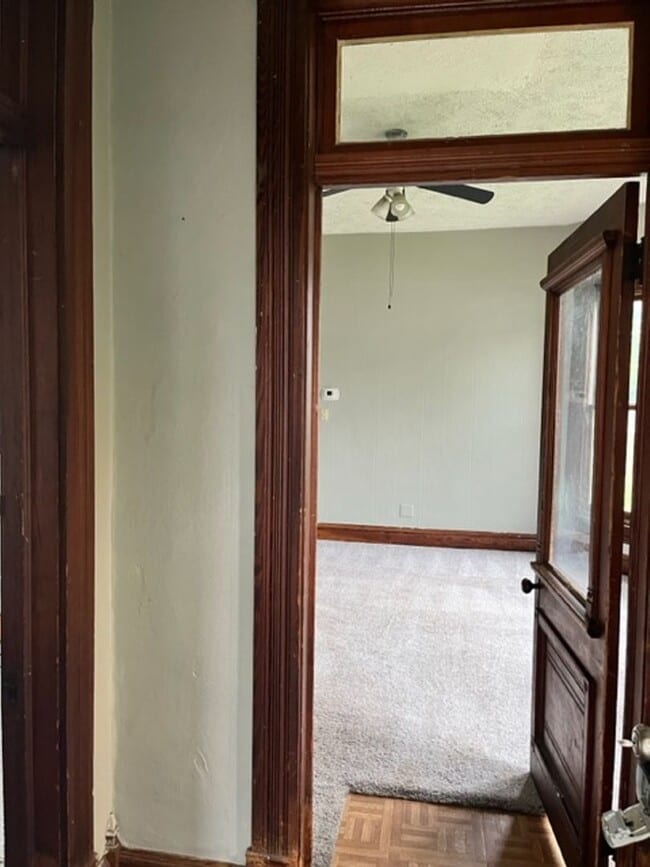 Building Photo - 3Bed/2Bath House with Off-Street Parking, Washer/Dryer. Close to Bus Route & Pet Friendly